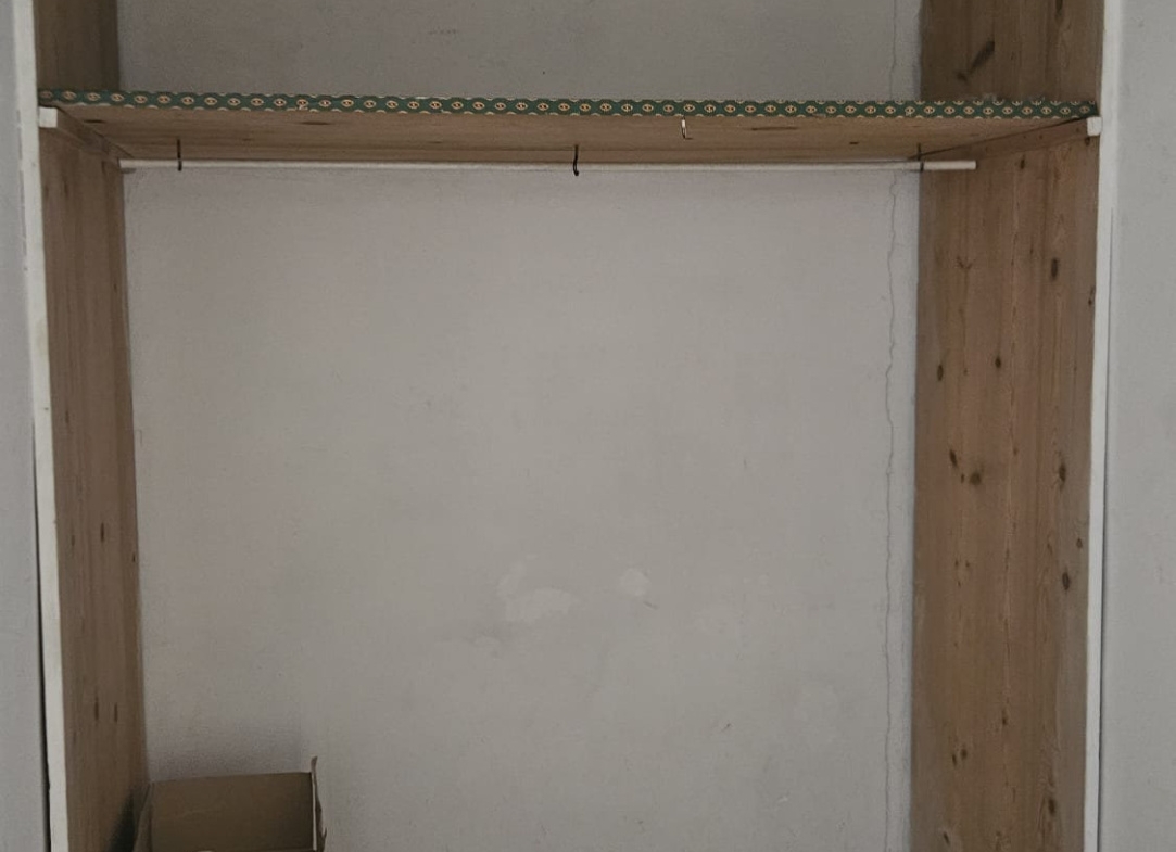 1083